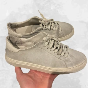 Axel Arigato skor beige - Skohylla rensning. •Axel Arigato sneakers beiga. Skick: 7/10, Inga skador på skorna, smutsiga och vanligt användningsslitage. Nya skosnören skulle behövas däremot! Finns på närmaste sko butik för 30-40 spänn. Storlek: 39, fits 39-40. Nypris: 1 700 kr~. Hör av dig vid frågor eller funderingar; mvh Oliver;)