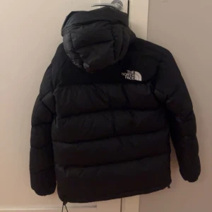 Svart dunjacka från The North Face - Säljer min northface jacka då den blivit för liten. Endast använd ett fåtal gånger och är i nyskick😊Pris går att diskutera!
