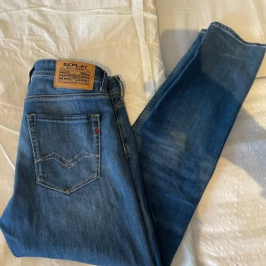 Blå jeans Replay Grover Straight  - Snygga blå jeans från Replay med straight fit. Strl 30/32 Klassisk design med fem fickor och dragkedja. Fint skick, inga hål. Hör av dig vid frågor.