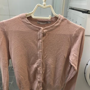 Rosa kofta - Rosa kofta från lager157. Jättebra och skönt material. Sitter jätte fint men vill bli av med massa kläder så jag säljer den!