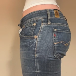 Lågmidjade jeans från Replay - Jätte snygga lågmidjade bootcut jeans från Replay. Säljer då de tyvärr är för små för mig 💕           Midjemått 37cm Innerbenslängd 88cm.                           Pris går att diskutera vid snabbt köp.                                         FÖRST TILL KVARN    