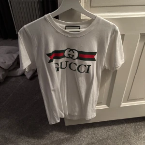 Vit Tshirt  - Vit Tshirt med print strl S använd 2 ggr