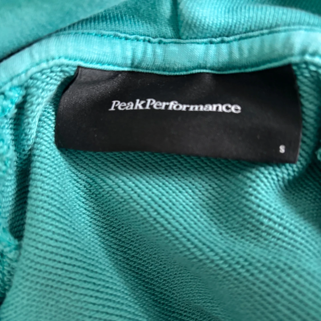 Grön hoodie från Peak Performance - 92