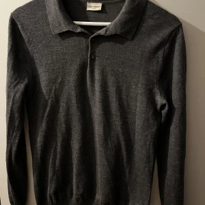 John Henric  - Rugby tröja från John Henric i merinoull. Den är av Mörkgrå färg och storlek S. Skriv vid intresse, pris kan diskuteras.
