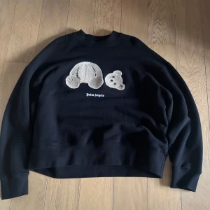 Svart sweatshirt från Palm Angels - Säljer en svart exklusiv sweatshirt från Palm Angels som är storlek M men sitter lite baggy vilket är varför jag inte vill ha den. Den är aldrig använd o är såklart äkta (kan skicka bilder o även videos ifall intresse finns) priset kan diskuteras men nypris är 8500 kr 