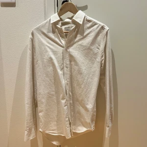 Vit skjorta från These Glory Days - Klassisk vit skjorta från These Glory Days i bomull. Strl S. Fler bilder går att fixa.