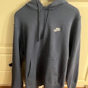 Nike hoodie - Blå Nike hoodie storlek M! Knappt använd