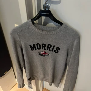 Morris tröja  - Nu säljer ja denna fetta stickad tröja av Morris . Perfekt till hösten! Den säljs då den blivit förliten. De finns inga defekter. 