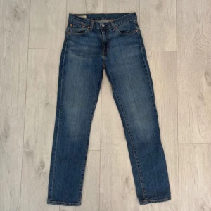 Levi's 511 straight jeans - Supersnygga Levi's 511 jeans i klassisk blå denim. De har en straight passform och är tillverkade i slitstarkt jeansmaterial. I mycket bra skick!