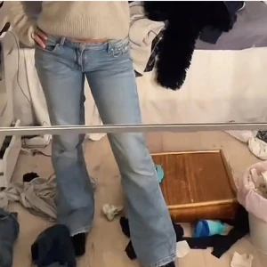 Blå bootcut jeans - Säljer dessa jeans jag köpte här på plick men inte passade mig. Tjejen innan har sytt om dom så dom har låg midja💗 (inte min bild).