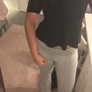 Svart topp från Kappahl - Snygg svart topp från Kappahl i storlek XS. Toppen har trekvartsärm och en klassisk design som passar till många tillfällen. Perfekt för en stilren look.