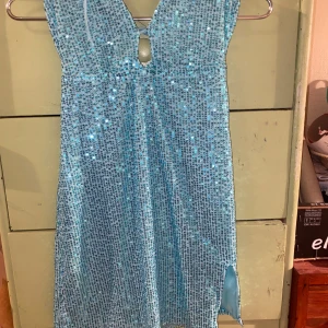 Turkos klänning paljett - Klänning storlek medium lappen kvar