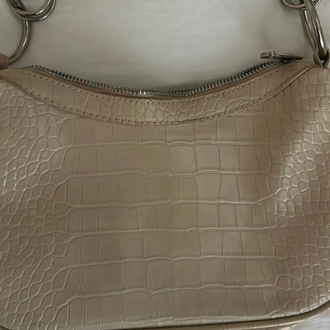 Beige axelväska med kedjedetaljer - 91