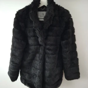 Svart pälsjacka från Chiara Forthi - Snygg svart pälsjacka från Chiara Forthi, perfekt för att hålla dig varm och stilren. Jackan har en mjuk och fluffig textur med långa ärmar och en elegant design.