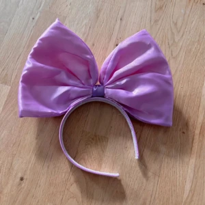Polly Dolly Style rosett diadem - Detta är ett diadem med rosett som tillhör Polly i Dolly Style. Den som säljs på deras hemsida är en nyare variant och som även är mindre. Är bara använd på peruk så de har aldrig nuddat mitt huvud. Köpt för 199kr