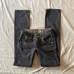 Lågmidjade jeans - Bra skick! Defekt i sista bilden. Jag är 180 och brukar ha 38/m, de är för tighta i midjan och runt låren💗 mått: midjemått rakt över 37-40 stretch grenhöjd 19 benöppning 18 lår 23 innerbenslängd 86,5cm