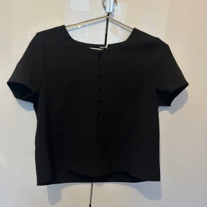 Topp / blus från Gina tricot  - En svart topp / blus från Gina tricot som sålde slut snabbt pga populär. Passar till både fina middagar, nyår, etc. Lappen är kvar och den är oanvänd. Storlek 34. 