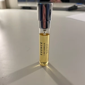 Essnce I Am Vanilla Eau de Parfum - Säljer en flaska Essnce I Am Vanilla Eau de Parfum. Den har en elegant och smal design med en silverfärgad kork. Doften är varm och söt med tydliga vaniljtoner, perfekt för dig som älskar en mjuk och inbjudande doft.