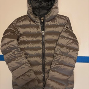 Colmar jacka  - En dam colmar jacka i bra skick och i en metal färg . Storlek 44 och sitter som S är i någon metall färg 