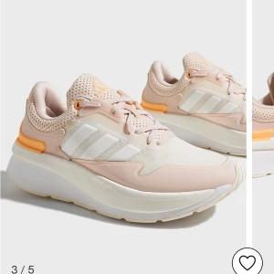 Adidas springskor i ljusrosa och vit - Snygga Adidas sneakers i ljusrosa med vita/orangea detaljer och snörning. Endast provat dem, säljer för att dom är för små💕💕Pris kan diskuteras ☺️