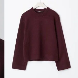 Vinröd stickad tröja från Gina Tricot - Säljer en vinröd stickad tröja från Gina Tricot. Tröjan har en rund halsringning och långa ärmar. Orginalpris: 359kr. Helt nyskick! Använd kanske två gånger!