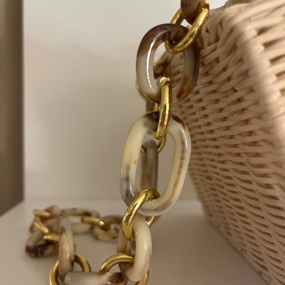 Beige strandväska med kedjedetaljer - 90