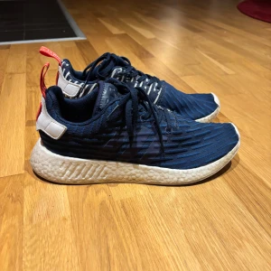 Adidas NMD R2  - Adidas NMD R2 skor. Använda hyfsat sparsamt 