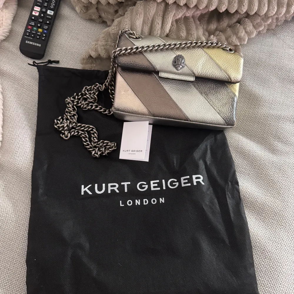 Jätte fin Kurt geiger väska, säljer då den inte kommer till användning längre. Väskor.