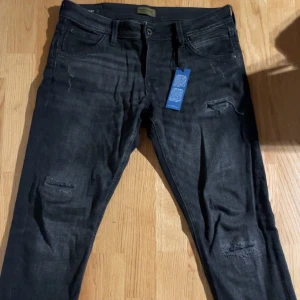 Jack & Jones jeans - Tjena! Säljer ett par limited edition j&j jeans i modellen Glenn i strl 31 34! Dem är helt nya och oanvända!  Ny pris 1189! Mitt pris 499(GÅR ATT DISKUTERA)!  Allt gott Henning!