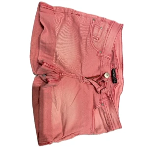 Lågmidjade jeansshorts  - Ett par rosa lågmidjade jeansshorts som sitter tight & passar super 🤩 under sommaren💖💖