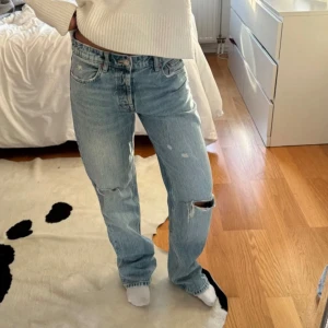 Zara jeans  - ⚠️LÅNAD BILD⚠️ Säljer dessa skitsnygga jeans från Zara då de tyvärr inte kommer till användning. De är i storlek 38 men skulle säga att de passar en 34-36 om man vill att de ska sitta som på bilden annars passar de en 38 också💓hör av dig vid frågor💓