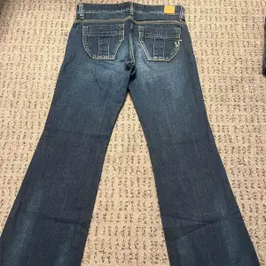 Säljer dessa jeans från 2000-talet eftersom de tyvärr är för korta för mig! De har inga besvär och är som helt nya jeans 💕Orginal priset är runt 1 300kr❤️ midja rakt över: 38cm lår: 25cm  innerben:75cm