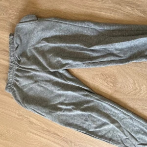 Grå mjukisbyxor - Sköna mjukisbyxor i storlek M med bra pris. 