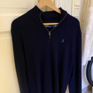 Raplh lauren half zip - Säljer en snygg mycket skön ralph lauren zip, då den är lite för stor använd ett fåtal gånger och är i bra skick. Ny pris 2,8 mitt pris 1099