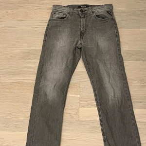 Ljus grå Replay jeans - Detta är trendiga Replay jeans. Modellen är Thad. 12y (150cm). Köparen betalar frakt. De är i ett bra skick.