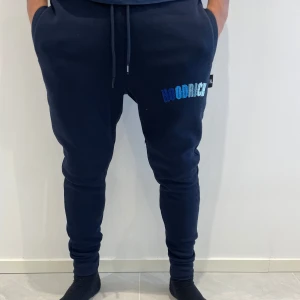 Hoodrich Byxor  - Helt nya Hoodrich byxor som jag knappt använt. Byxorna är i väldigt bra skick 10/10.