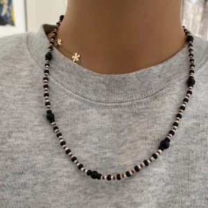 Egengjort halsband höst - Jättefint höstligt halsband som passar till alla färger! 58 cm långt, tråden är elastisk och pärlorna i plast. Skriv gärna vid intresse!💖