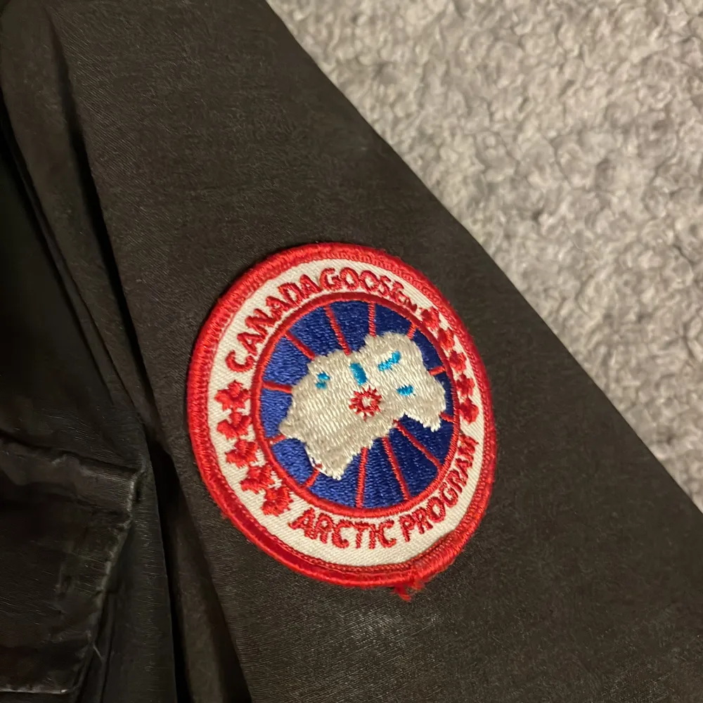 Äkta canada goose jacka i använt skick men har fortfarande mycket kvar att ge . Jackor.