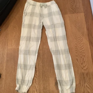 Pyjamas byxor - Grön vita pyjamas byxor med en liten roset . Dem är lite för små för mig men är i perfekt skick. Änvänt 10 gånger