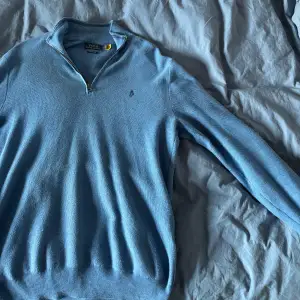 Säljer denna supersnygga Half Zip från Ralph Lauren. 10/10 skick knappt använd.  Nypris 2200kr, mitt pris 699kr.