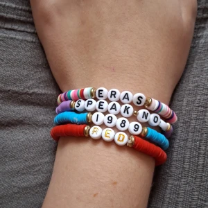 Bundle med 4 Taylor Swift armband - Fick i en mysterium bag från ur o penn och aldrig andvända