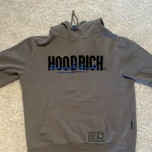 Säljer min hoodrich hoddie som jag har använt bara några gånger. Färgen är grå och blå väldigt snygg. Väldigt bra nu till hösten med en snygg huddie. 