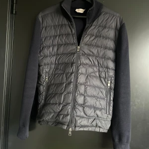 Moncler Cardigan - Moncler cardigan väldigt bra skick. Perfekt inför vintern självklart äkta priset är inte fast kom. Kom dm om du har frågor.