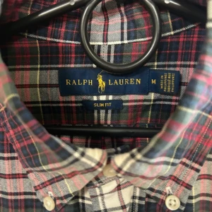 Ralph lauren skjorta  - Sjukt fet Ralph lauren skjorta. Storlek M Nyskick Hör av dig vid intresse eller frågor.
