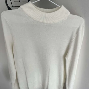 Vit atixkad tröja  - Super fin stickad tröja i storlek S, 