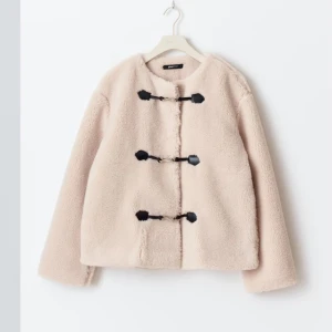 Teddy jacka  - Säljer den här jätte fina teddy jackan. Jackan är aldrig använd och lappen sitter kvar.😊😊