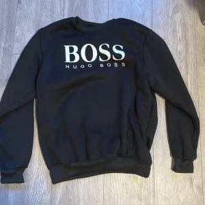 Svart Hugo Boss tröja - Svart Hugo boss tröja i storlek XL använd ett par gånger i perfekt skick