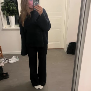 Svarta kostymbyxor  - Ett par svarta bootcut mid waist kostymbyxor med stråveck längst benet från Gina Tricot 