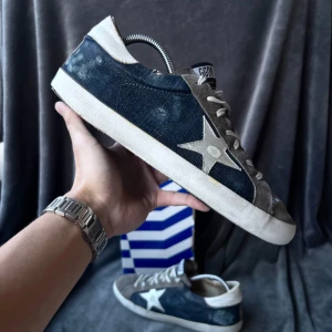 Golden goose superstar skor - Golden goose skor i fint skick🌟 | mesta slitningar är del av orginaldesignen | orginalstorlek: 43, fråga om innermått vid osäkerhet | ingår: endast skorna | fraktar spårbart eller möts upp i Täby📍