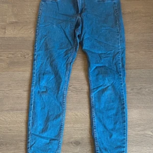 Blåa jeans - Blåa Skinny jeans, strechiga och inget slitage. Hör av dig om du har några frågor💕